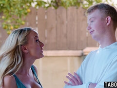 큰 가슴, 양성적인, 금발의, 깊은목구멍, 하드코어, 밀프, 계모, 쓰리섬