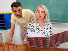 Μεγάλος κώλος, Μεγάλα βυζιά, Ξανθιά, Πίπα, Μελαχροινή, Σε στάση σκύλου στα τέσσερα, Διαφυλετικό, Δασκάλα