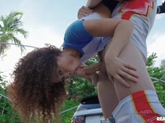 큰 음경, 오랄섹스, 흑갈색 머리, 도기스타일, 에보니, 다른 인종간의, 자연의 가슴, 젖가슴