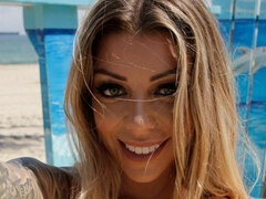 Κώλος, Μεγάλα βυζιά, Μπικίνι, Πίπα, Σε στάση σκύλου στα τέσσερα, Μαλακία, Ώριμη γυναίκα, Τατουάζ