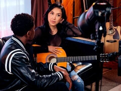 Asiat, Stor røv, Brunette, Hundestilling, Imellem racer, Mor jeg gerne vil kneppe, Naturlige bryster, Bryster