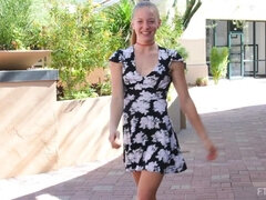 Anál, Tanec, Prstění, Masturbace, Orgasmus, Sólo, Hračky, Upskirt