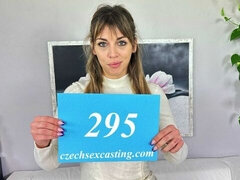 Gros cul, Grosse bite, Gros seins, Blonde, Sucer une bite, En levrette, Cheveux courts