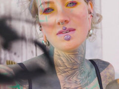 Africano, Europea, Toccando, Lesbica, Macchina per fottere, Piercing, Tatuaggi, Tette