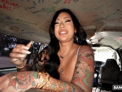 Pik sutte, Bil, Kondom, Hundestilling, Håndjob, Piercing, Tatovering, Bryster