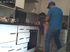 Geschnappt, Betrug, Bekleidet, Besamung, Gehörnter ehemann, Küche, Milf, Öffentlich