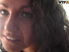 Rjavolaska, Zunaj, V javnosti