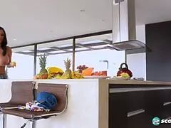 Grosser arsch, Grosse titten, Braunhaarige, Nahrung, Hd, Küche, Latina, Masturbation