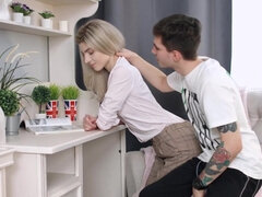 Blonde, Sucer une bite, Couple, Tir de sperme, Chatte, Maigrichonne, Adolescente, Nénés