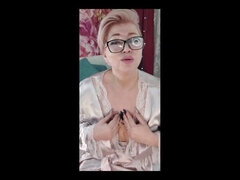 Dildo, Erotyczne rozmowy, Płeć żeńska, Gospodyni domowa, Masturbacja, Naturalne cycki, Squirting, Kamerka internetowa