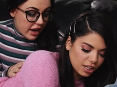 Zadek, Černé, Prstění, Podpatky, Lesbické, Přírodní prsa, Sukně, Kozičky