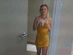 Bad, Blond, Kukk suging, Føtter, Fotjobb, Petite, Synsvinkel, Tynn