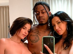 Gros cul, Noire, Sucer une bite, En levrette, Branlette thaïlandaise, Interracial, Fille latino, Plan cul à trois