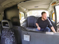 Gros seins, Sucer une bite, Voiture, Attrapée, En levrette, Doigter, De plein air, Chatte