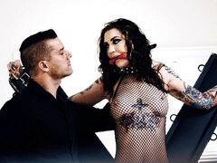 Blasen, Fesselspiele, Domination, Lingerie, Milf, Rasiert, Strümpfe, Tätowierung