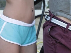 18 éves, Gesztenyebarna, Kőkemény, Filigrán alkatú, Tini