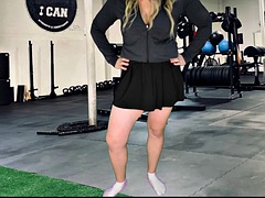 Shemale in miniskirt flashes in the gym