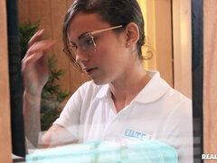 Πίπα, Μελαχροινή, Χασκογελώντας, Αυνανισμός, Φυσικά βυζιά, Πίρσινγκ, Μουνί, Βυζιά