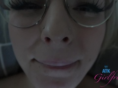 Éjaculation interne, Branlette thaïlandaise, Petite amie, Lunettes, Branlette thaïlandaise, Orgasme, Pov, Fumer