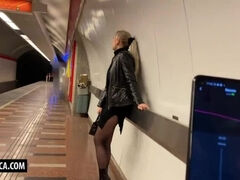 Blonde, Exhib, Orgasme, De plein air, Public, Chatte, Jouets, Train