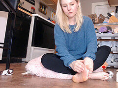 Foot worship, small feet, foot job