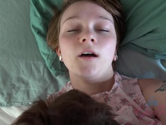 Amateur, Sucer une bite, Éjaculation interne, Petite amie, Embrassement, Orgasme, Pov, Cheveux courts