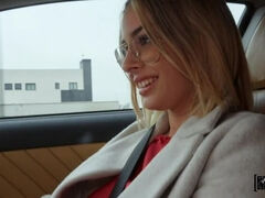 Blonde, Voiture, Queue, Faciale, Lunettes, De plein air, Tatouage, Adolescente