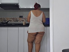 I masturbate watching my stepmoms big ass in the kitchen