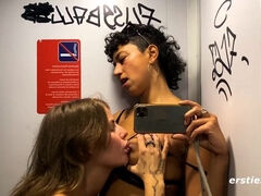 Leidenschaftlicher Lesben-Sex auf der Zugtoil - Amateur Lesbian Oral Sex