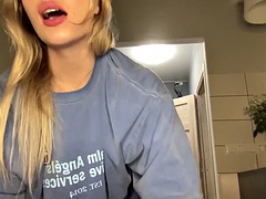 Skinny petite blonde with perfect ass shows on webcam