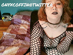 goth Onyx shows off her fresh fishnet outfit!