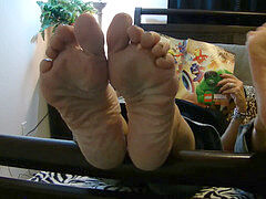 wrinkled cougar feet