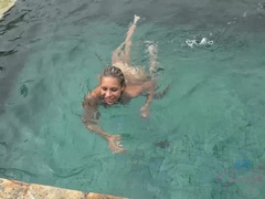 Amatör, Bikini, Flickvän, Latina, Piercing, Pool, Strippning, Tuttar