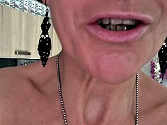 Vends-ta-culotte - Hot milf in pantyhose fingers her delicious wet pussy