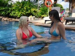 Lexi Luna and Gia Ohmy make love in the pool