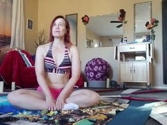 MILF mom flaunts big cameltoe in yoga class