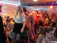 Enthousiasteling, Grote lul, Blond, Aangekleed, Dansen, Groep, Ondergoed, Kousen