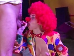 Im Zirkus Conny fickt den Clown