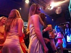 Aangekleed, Dansen, Zoenen, Likken, Orgie, Feest, Verlegen, Swinger