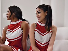 Massaging cheerleader seduces ebony lez b4 to eat her pussy