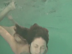Sveta masturbates underwater in the pool