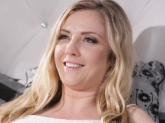 Mona Wales is giving pregnant Karla Kush an orgasm