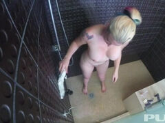Grote kont, Grote mammen, Blond, Douche, Tatoeage, Nat