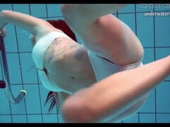 Szilva, l'adolescente hongroise, se déshabille sous l'eau