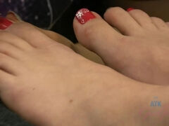 Emma makes you cum on her freshly painted toes