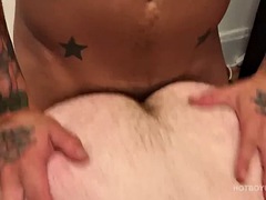 Stor kuk, Avsugning, Sperma shot, Homosexuell, Hårig, Muskel, Tatuering, Trekant