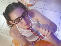 Amateur, Sucer une bite, Brunette brune, Pom pom girl, Lunettes, Humiliation, Lingerie, Suçant