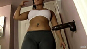 Spicy J rips her yoga trousers to tart's herself