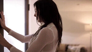 Sexy cougar Reagan Foxx fucks her young boyfriend’s cock