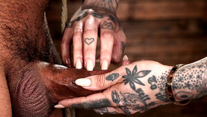 Inked dominant woman ties up a slave and asks for oral